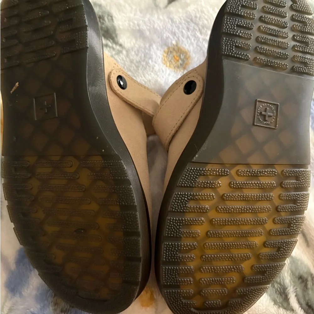 Dr. Martens Carlson - Picture 6 of 7